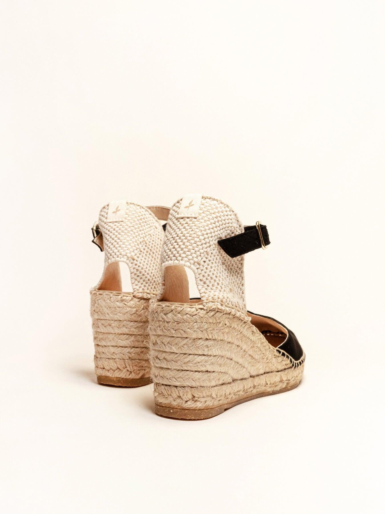 Jara Cuña Media Ante Negro