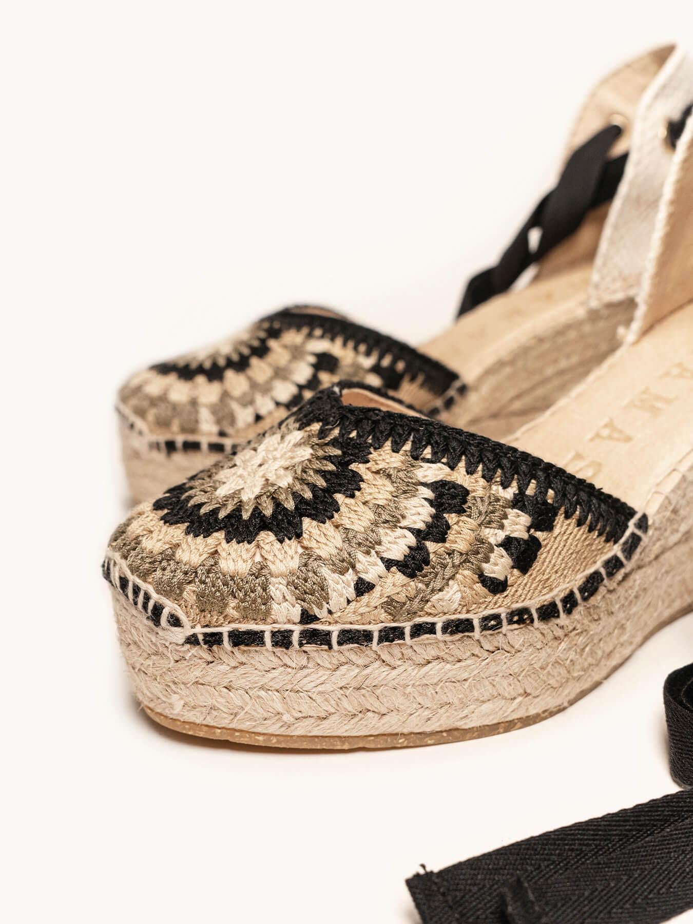 Romero Cuña Media Plataforma Rosetón Negro