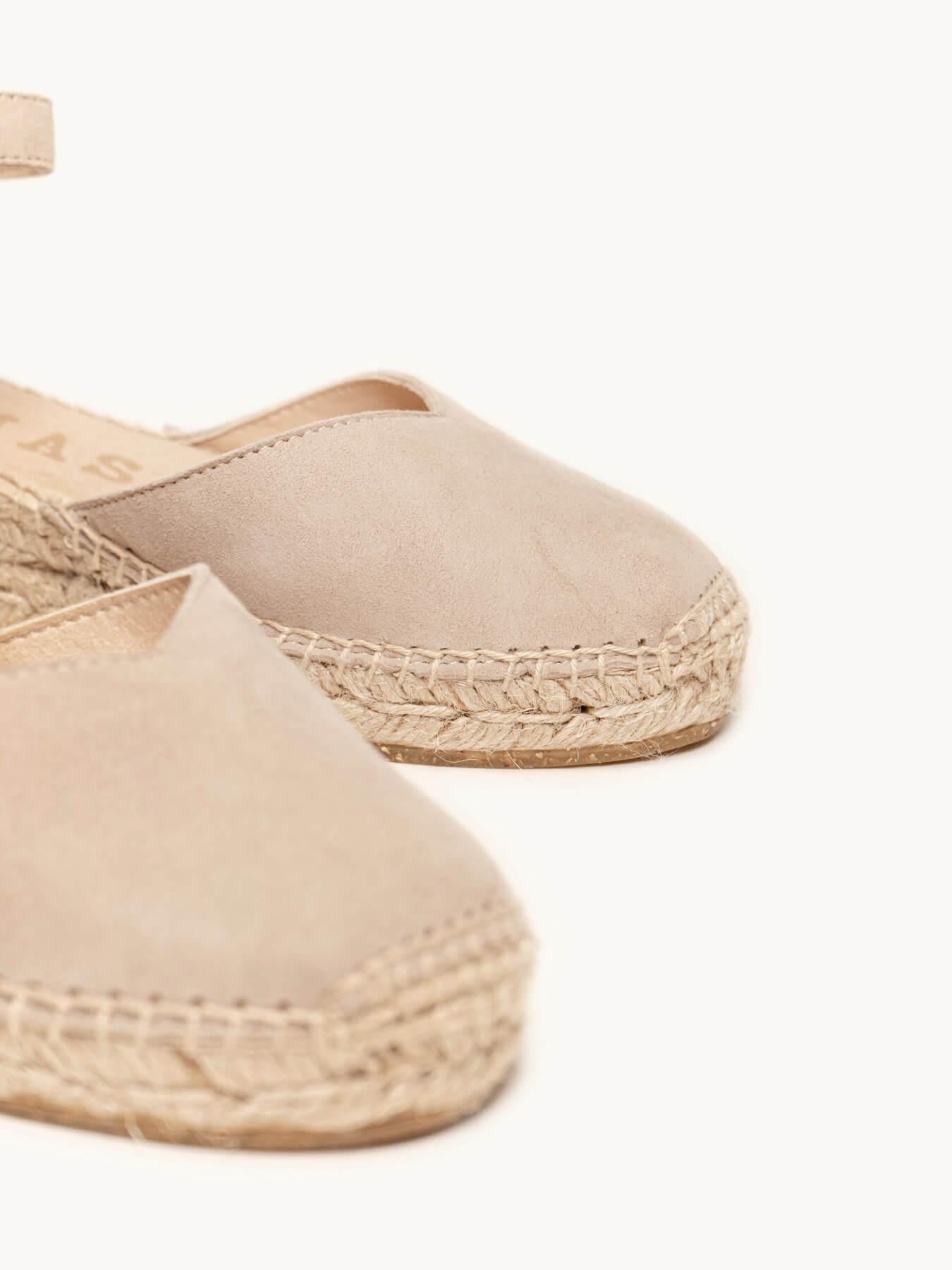 Jara Cuña Baja Ante Piedra