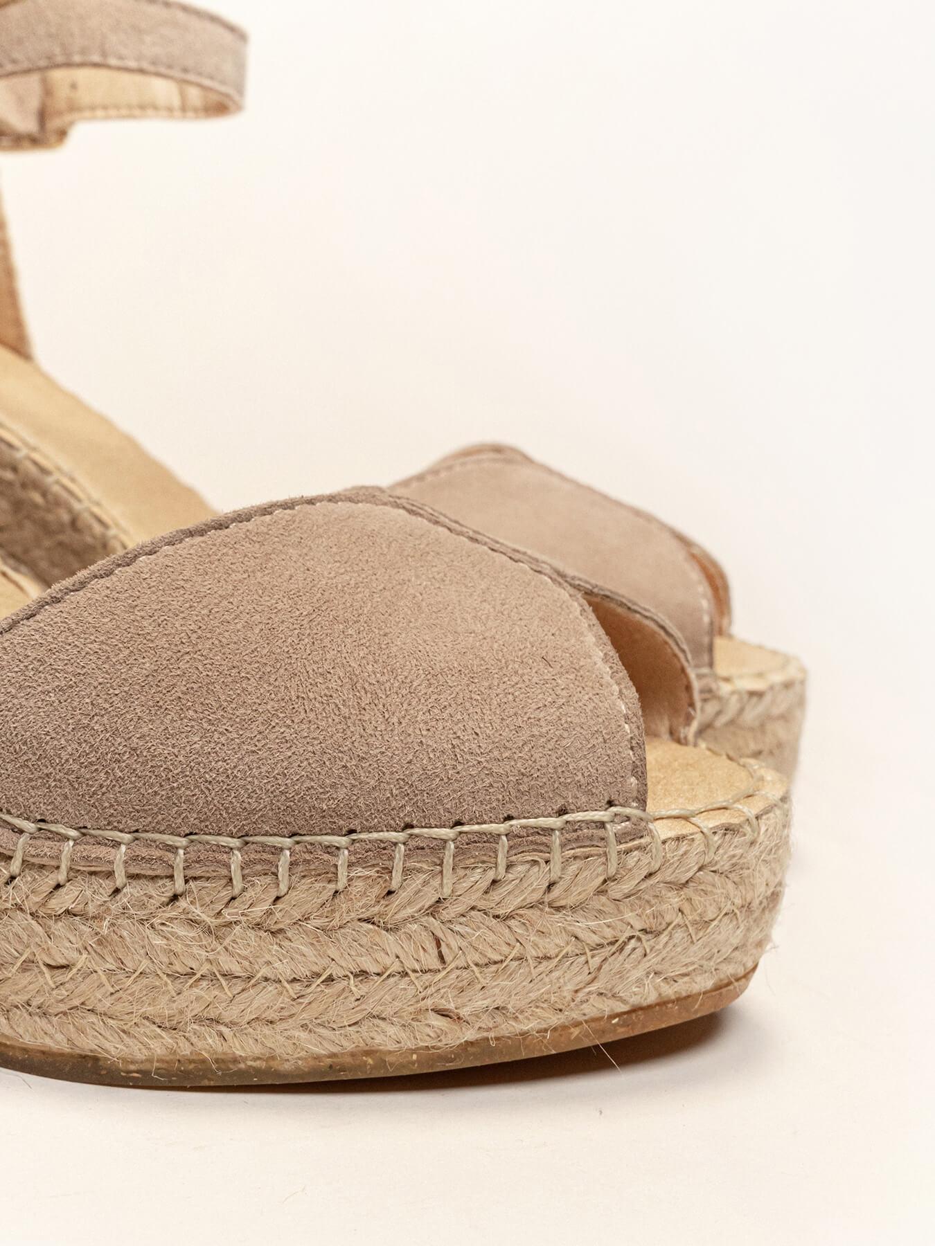 Alelí Cuña Alta Ante Piedra