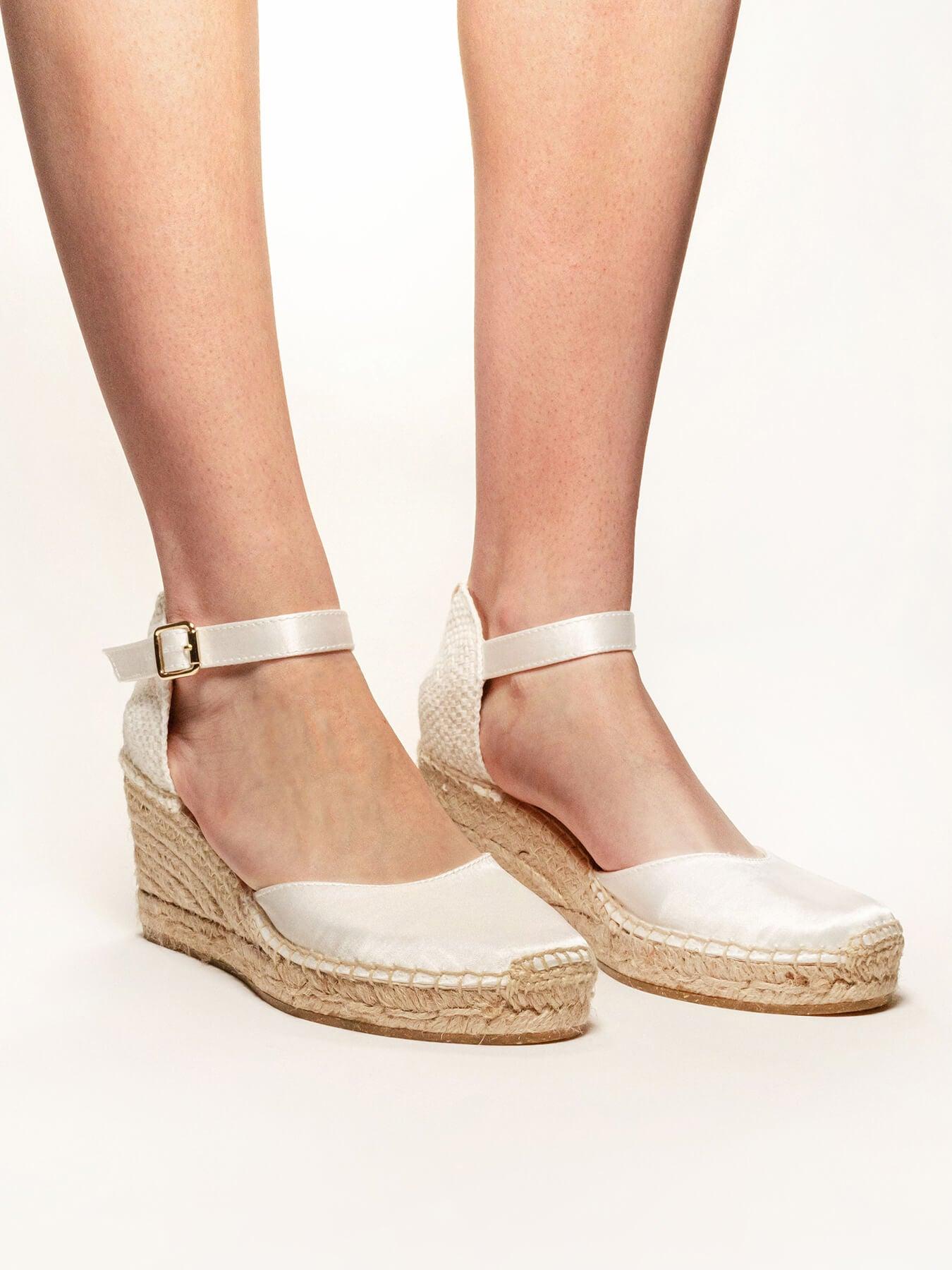 Dalia cuña de 7 cm en raso blanco